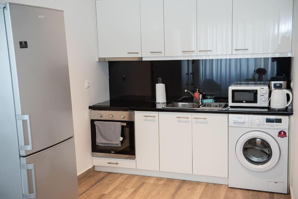 Bright 2Br Apartment In Palaio Faliro- Athena Bagian luar foto